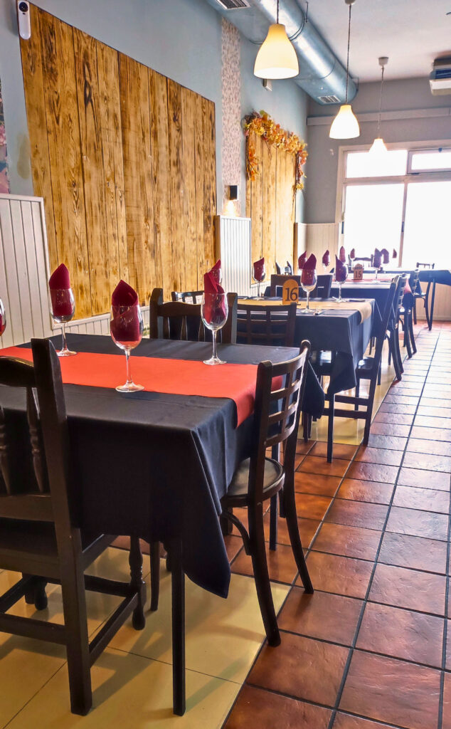 sala comedor del Asador Edan con mesas preparadas con manteles, cubiertos y copas