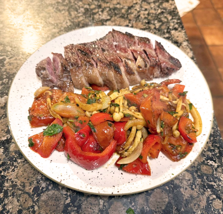 carne a la brasa con guarnición de verduras asadas