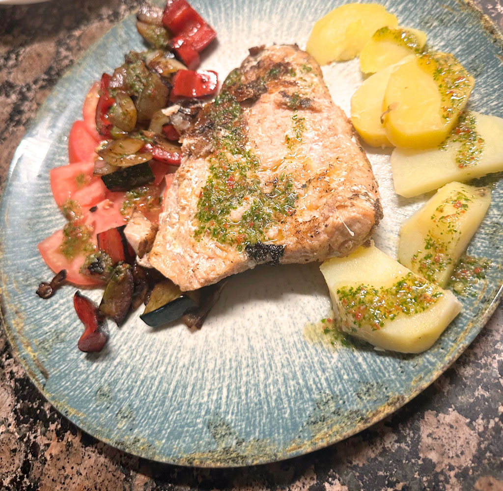 salmón a la brasa con patatas y guarnición