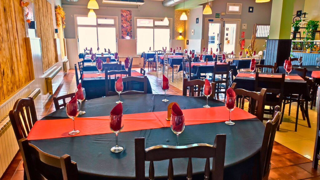 vista amplia del comedor principal del asador Edan para cenas y comidas